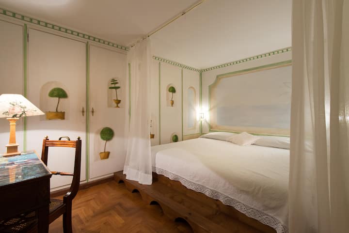 Bilik tidur dengan Katil Perancis (bilik mandi berkongsi).