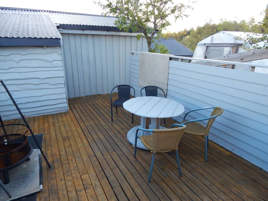 Utearealer, bord, stoler og grill/bålpanne
