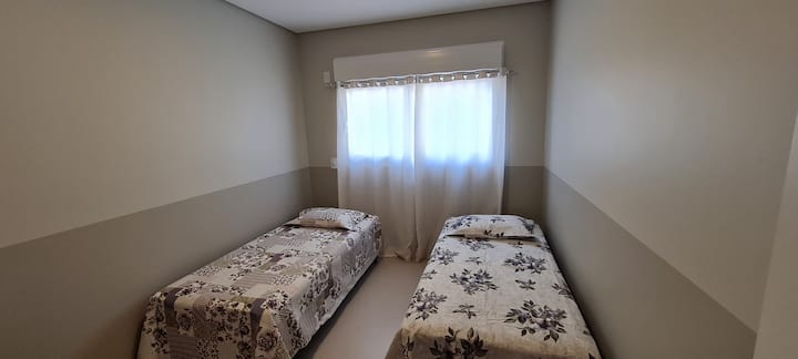 חדר עם שתי מיטות