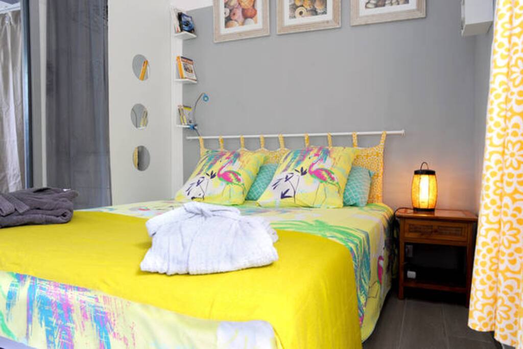 Geoffrey Stearns, nov 2015 : "We were warmly greeted by Veronique and Nicolas and introduced to their delightful, private, and quiet accommodation. Yellow Studio contained all we needed - comfy bed, great shower, fully equipped kitchen including juicer for fresh orange juice (oranges provided!), and a sunny patio upon which to enjoy it all. The location is convenient with a short walk down the hill to beach and restaurants."