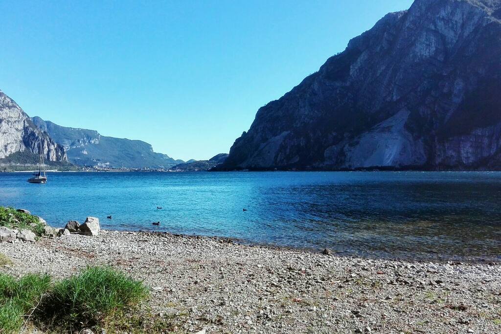 spiaggia di fronte all'appartamento