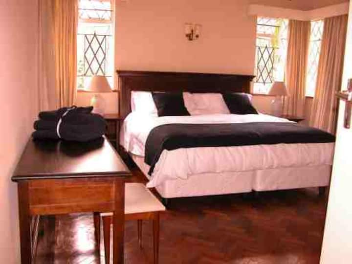 Vyumba 3 vya kulala vina vitanda vya ukubwa wa King na matandiko ya juu ya pamba ya Misri.