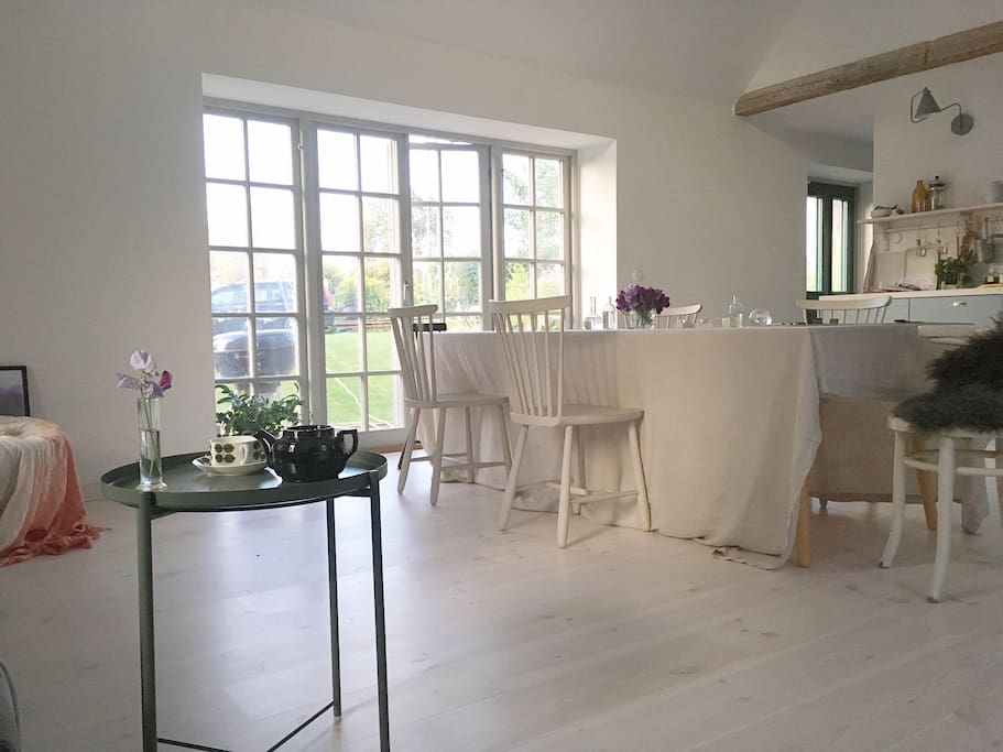 Större matplats med plats för 8 personer / diningarea with room for 8