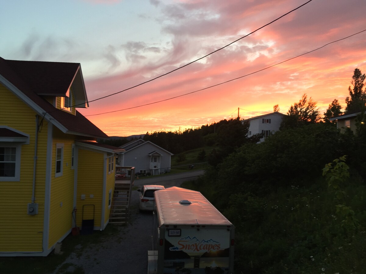 The Bright Yellow House on Meadows Point - Houses for Rent in