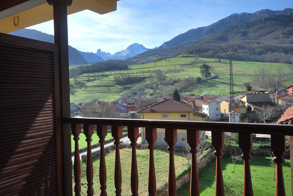 Vista del Naranjo de Bulnes desde la terraza
