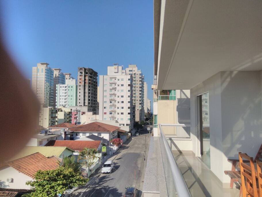 Vista da sacada. Mar ao fundo.