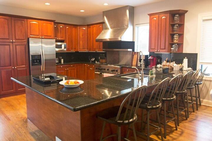 Beautiful Modern, large, 4BR/4BA Private Home gallery image 5