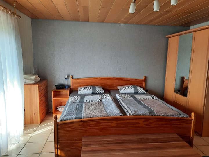 בחדר הזה יש ספה שניתן להשתמש בה גם כמיטה נוספת. 