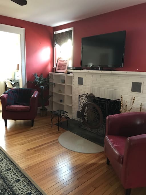 Nicely decorated living room with fireplace, tv, hardwood floors. Free internet, Wi-Fi, cable