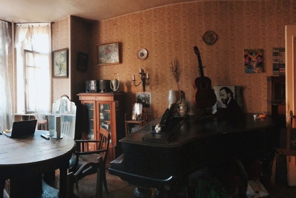 Amazing Retro Art House on Tverskaya street, With enter to the roof with view on Belorusskaya Station. Black piano inside the house. Metro is in 3min on foot. And you will also have all 24 hours shops, pharmacies, cafes and restaurants in 3min on foot. 2 Televisions. Peacfull neighbors. The best place to feel the atmoshpere of Moscow. And hospitable host.