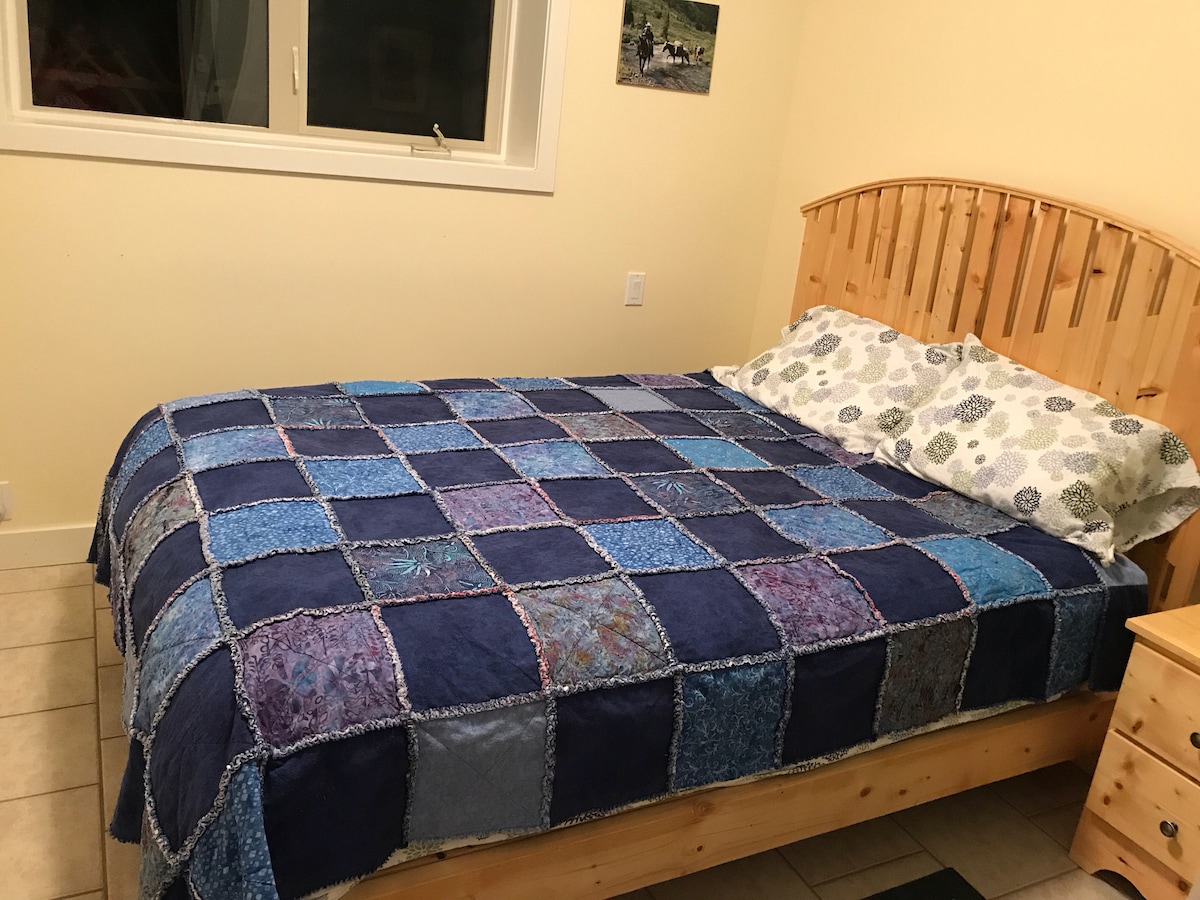 Vrlo udoban bračni krevet (160x200). Poplun koji je izradila Nan, okvir kreveta koji je izradio Smitty. Spustite prekrivač kako bi vam bilo toplo!