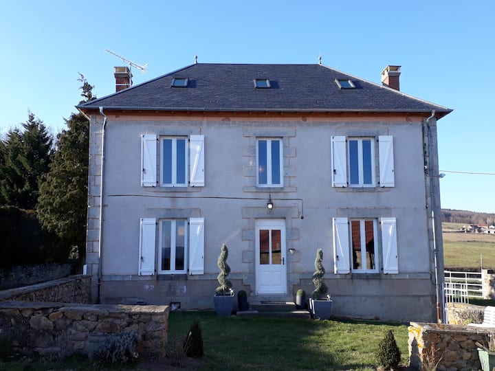 Maison de Maître overlooking puy de dome and close to lake