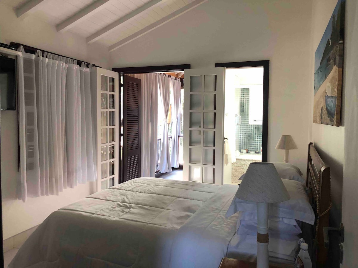 Pogled na glavni apartman s balkonom i kupaonicom