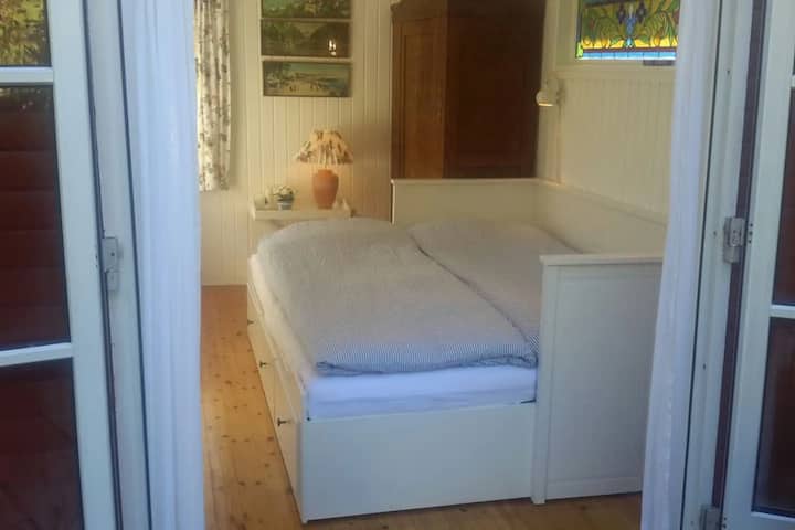 Posteľ 160 x 200 nastavená.