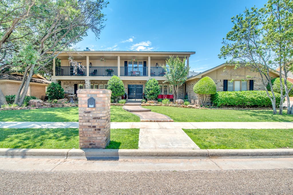 LakeRidge Golf course Home! Entire Upstairs 3 Bedroom 2 Bath with Private Decks Front and Back.