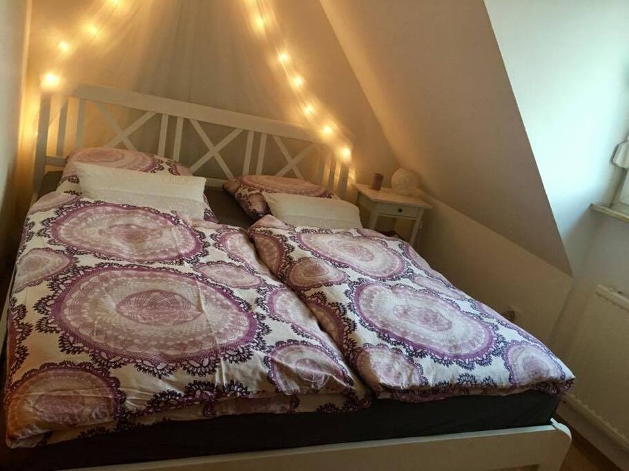 Schlafzimmer mit kleinem Schrank