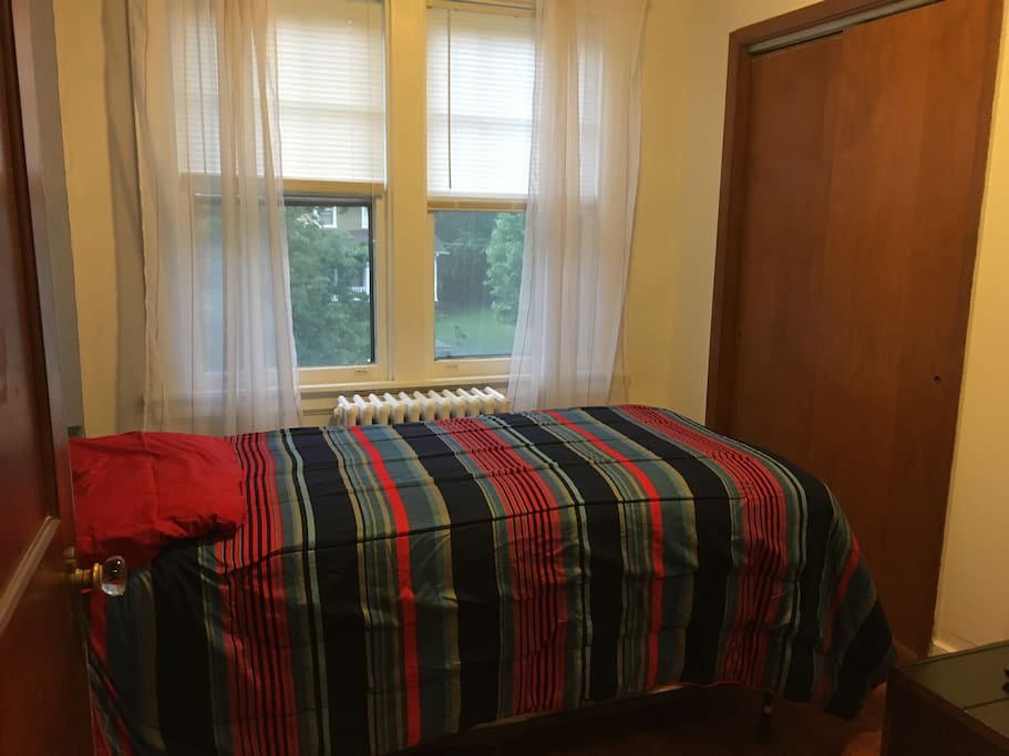 Single bed Bedroom