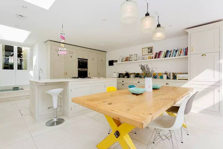 Fabulous house on gates of Battersea Park gallery image 2