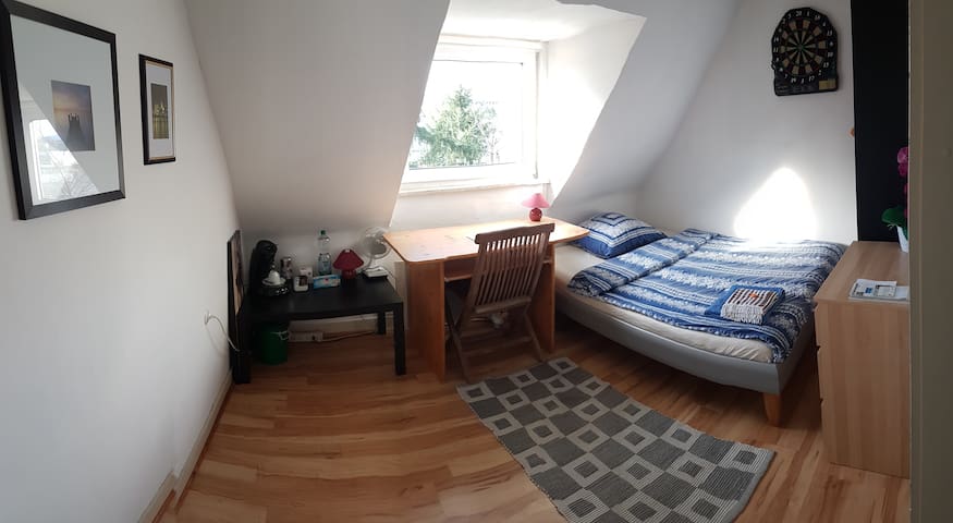 nice SEPERATE ROOM +coffee, 5min to CITY / STATION