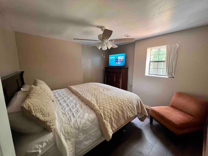 Bračni krevet (180x200) i pametni TV 