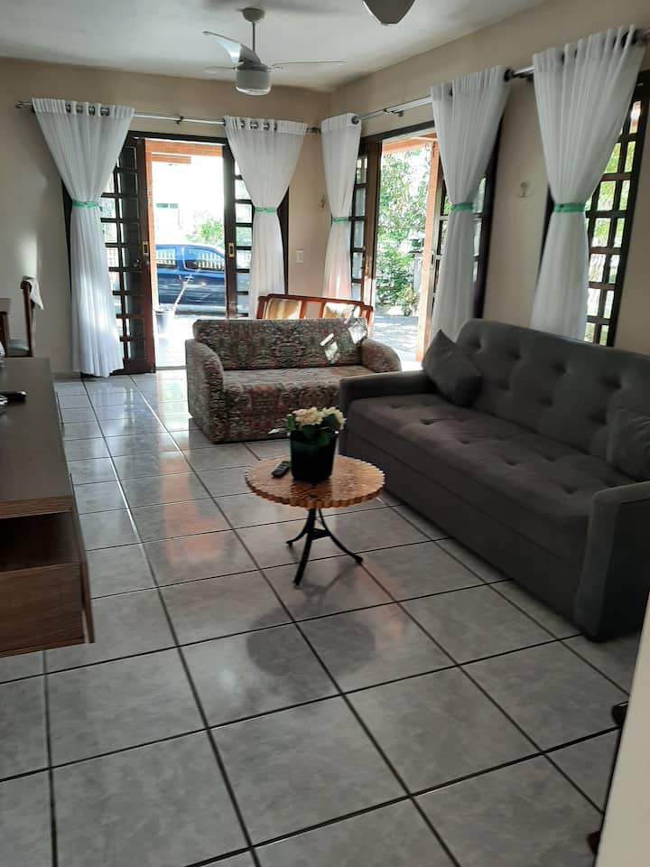 Soggiorno con smartv, wifi,due divani letto e un divanetto