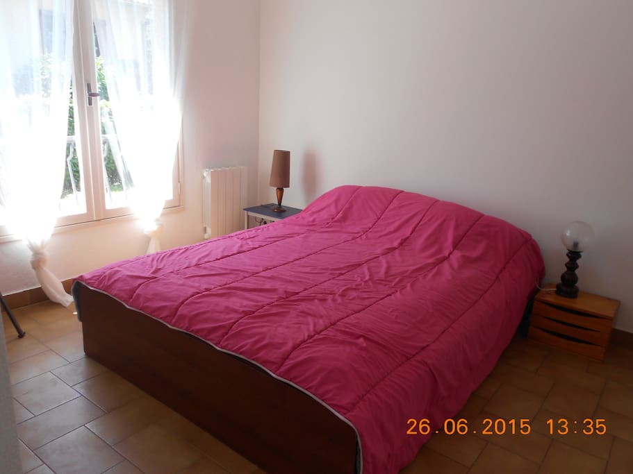 CHAMBRE AVEC LIT CONFORTABLE, TETE RELEVABLE