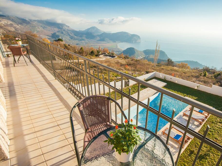 Balcony with Pool an Sea View