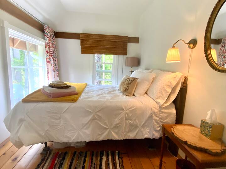 Both rooms are quaint and cosy. One overlooks the Forest , the other the gardens. Open window for a fresh breeze or simply turn on the fan to keep as cool as you can in the cabin.  Nights are dark and mornings are bright. Sleep is DEEP.