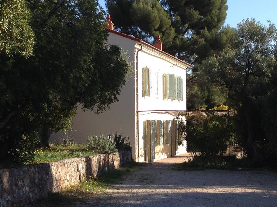 La maison provençale ancienne vue du portail