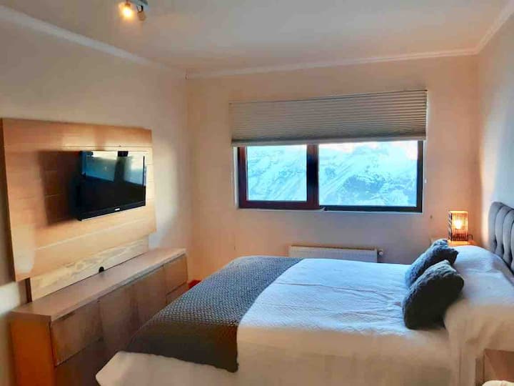 Bilik tidur kelamin dengan almari pakaian dan pilihan katil sofa tambahan.