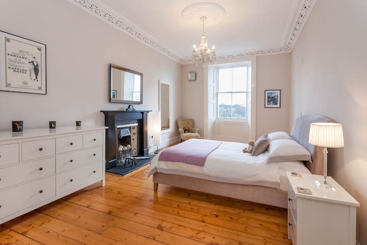 Stunning Edinburgh Castle Apartment