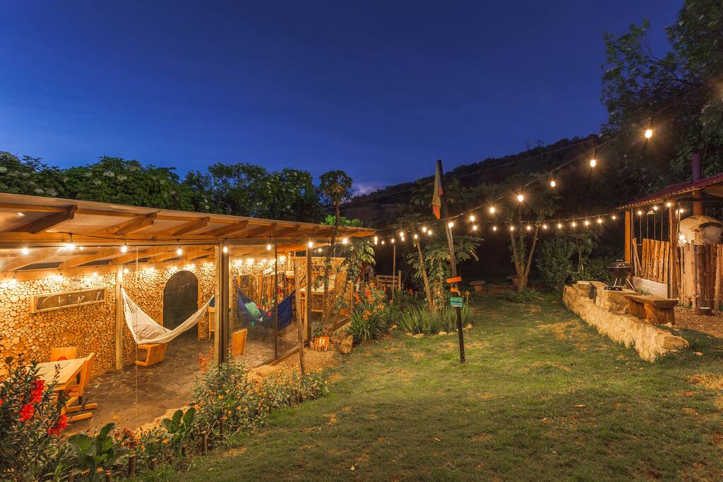 Garden & hammock Area // Jardines y área de hamacas