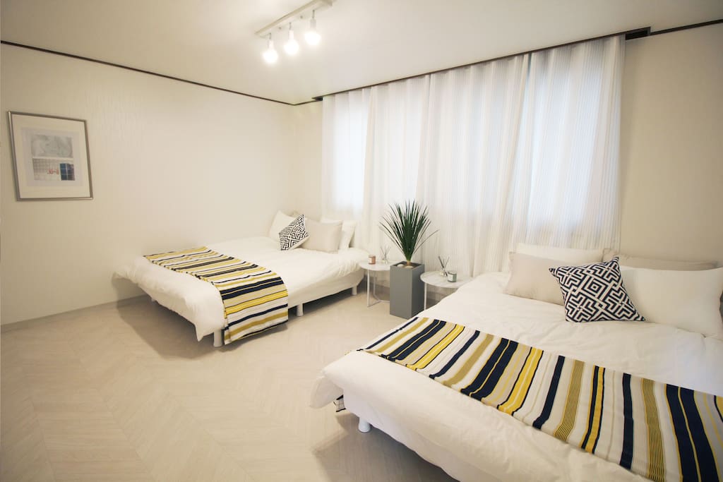 1. 2 Queen beds