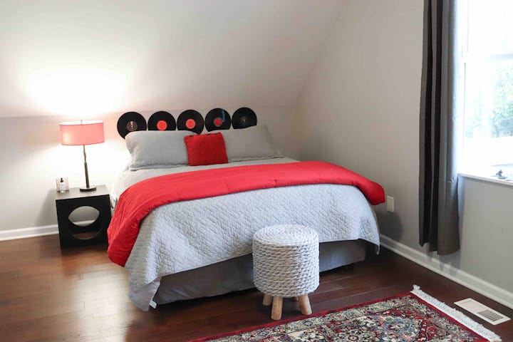 Graba el dormitorio temático con silla, escritorio, vestidor.