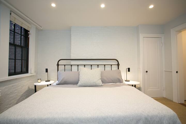 Lrg 4 Bdrm Prvt. Patio Quiet Top Location Parking gallery image 4