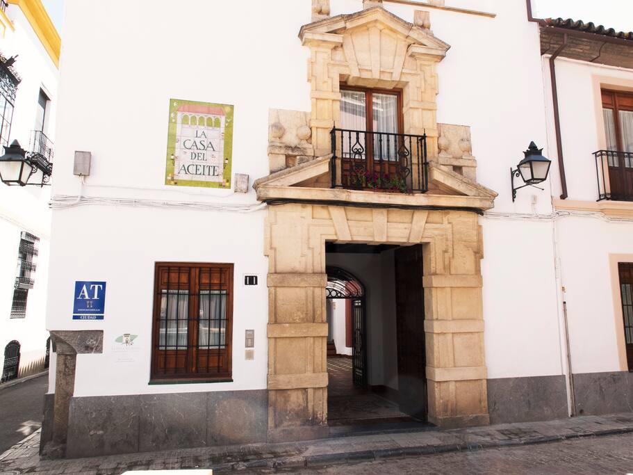 The Façade - La Fachada