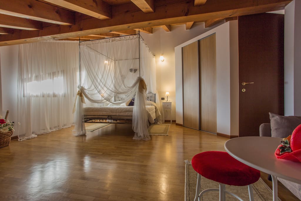 camera padronale con letto a baldacchino