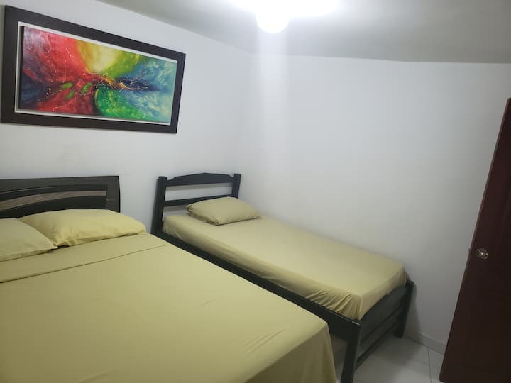 Habitacion Principal kitanda 1 cha watu wawili + kitanda 1 kidogo cha mtu mmoja
Kitanda kizima na kingine cha watu wawili