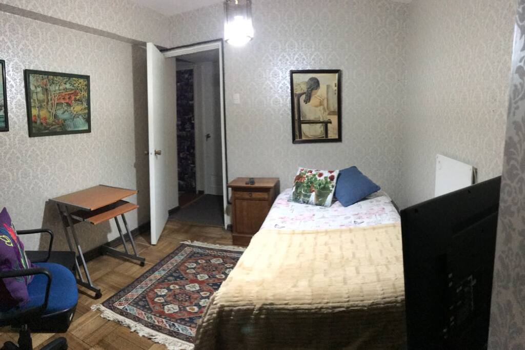 Habitación una persona privada con calefacción y televisión.