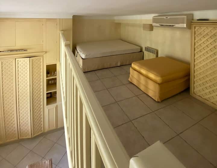 Kitanda 1 cha watu wawili + vitanda 2 vya pouf