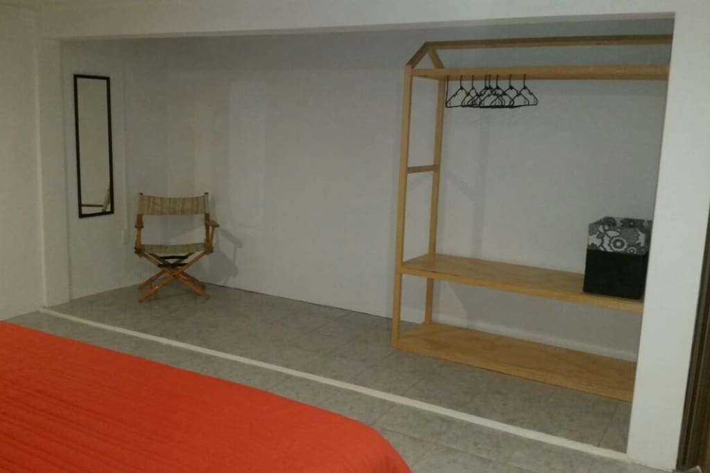 Amplio espacio en cuarto principal con original closet.
