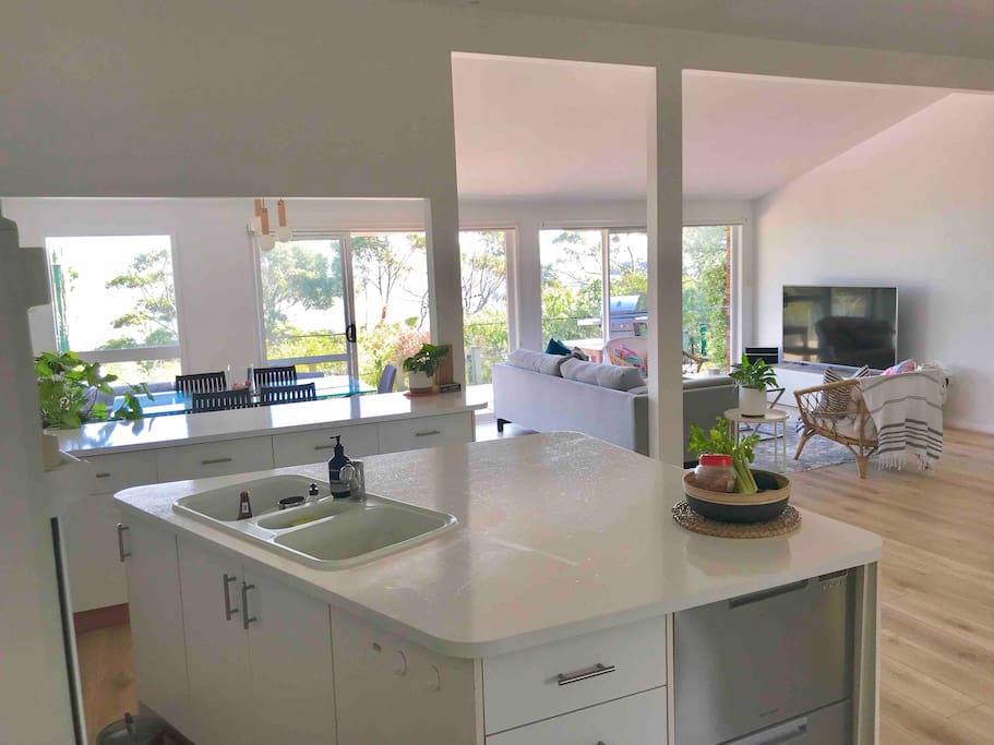Fully equipped kitchen, gas cooking, wall oven and grill, double dishwasher and microwave