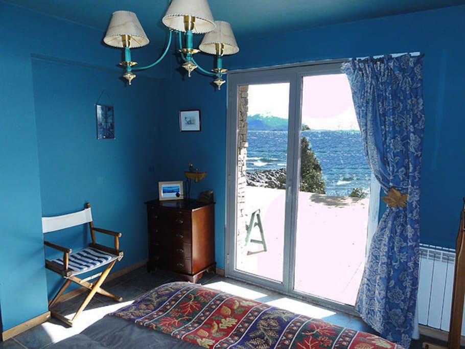 Dormitorio y Deck terraza sobre la playa del lago Nahuel Huapi
