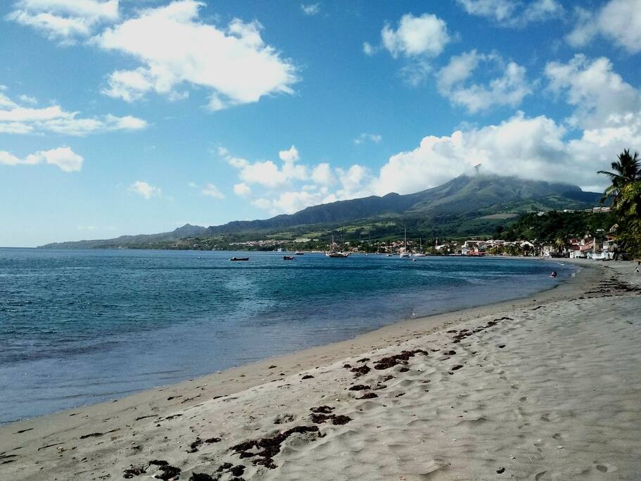 La baie de Saint-Pierre est à 200m à pieds et s'étend sur 2km, la mer y praticable 350 jours par an..