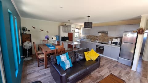 Top Airbnb: Comfortable beach house (Pingueral). in Tomé