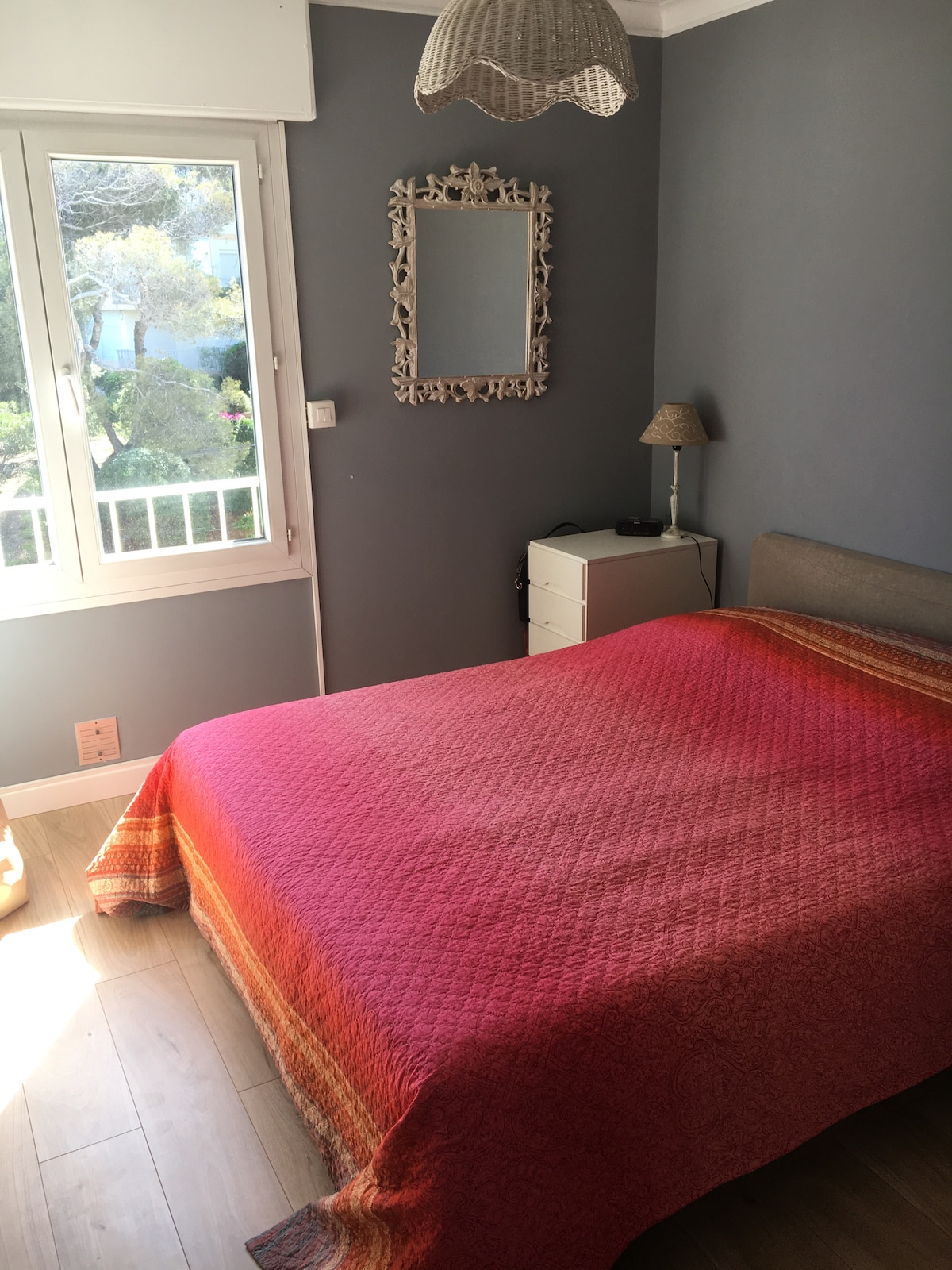 Спалня, в която ще спите на легло 160 страничен изглед към морето 