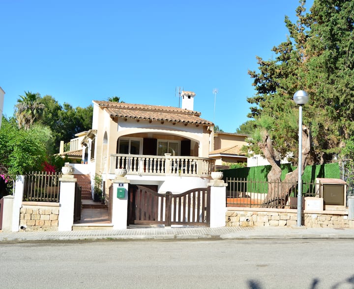 Villa with barbecue near the sea