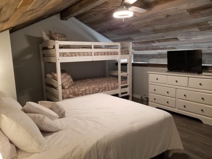 Dormitorio loft en la planta superior, con capacidad para 4 personas