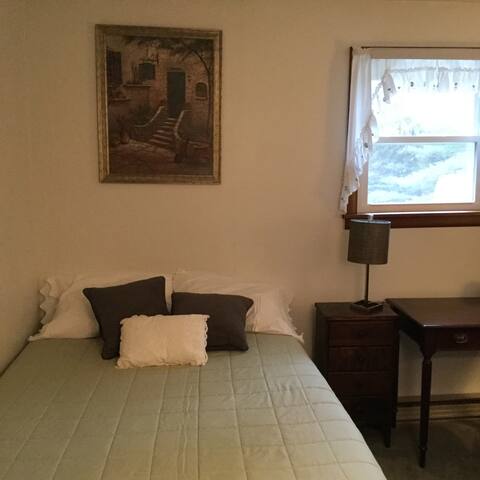 Cozy room in New England college town