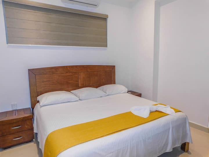 Dormitorio principal con cama king size 